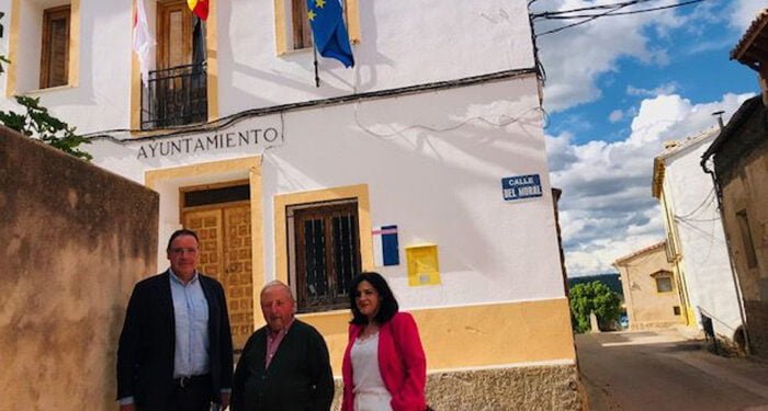 Prieto pide que “no se deje morir a los pueblos” y comienza su campaña en el municipio más pequeño de Cuenca, Arandilla del Arroyo