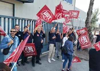 Seguimiento masivo en el primer día de huelga en la empresa de ingeniería documental ADEA de Azuqueca de Henares