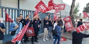 Seguimiento masivo en el primer día de huelga en la empresa de ingeniería documental ADEA de Azuqueca de Henares