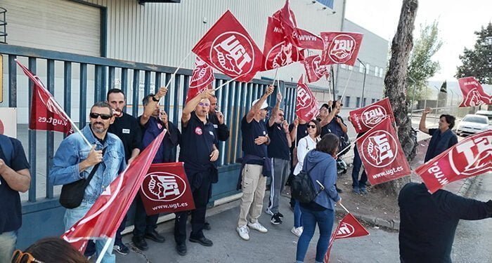 Seguimiento masivo en el primer día de huelga en la empresa de ingeniería documental ADEA de Azuqueca de Henares 1 Seguimiento masivo en el primer día de huelga en la empresa de ingeniería documental ADEA de Azuqueca de Henares