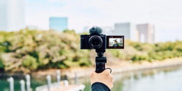 Sony presenta la nueva cámara para videoblogs con un objetivo zoom gran angular: la ZV-1 II