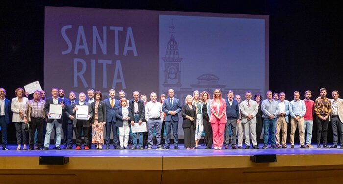 Un total de 23 funcionarios del Ayuntamiento de Guadalajara reciben su condecoración con motivo de su jubilación