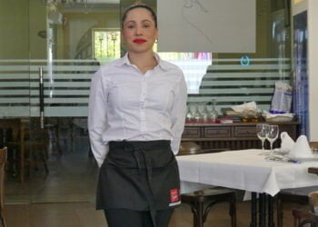 Una docena de restaurantes y bares de Motilla del Palancar vestirán el mandil “Contrata Sin” prejuicios de edad, género u origen de Cruz Roja