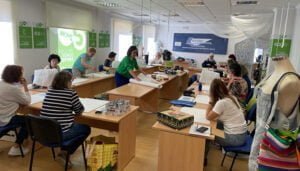 Una quincena de alumnas de la comarca de San Clemente se forman para desarrollar productos textiles sostenibles