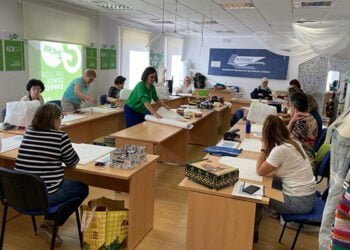 Una quincena de alumnas de la comarca de San Clemente se forman para desarrollar productos textiles sostenibles