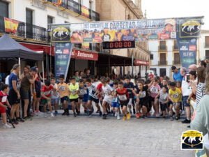 Alfonso Expósito y Rosario Gómez se imponen en la carrera nocturna de San Clemente donde participaron 330 corredores