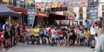 Alfonso Expósito y Rosario Gómez se imponen en la carrera nocturna de San Clemente donde participaron 330 corredores