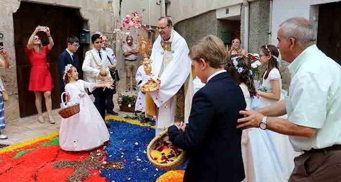 Almonacid de Zorita se viste de colores para celebrar el Corpus Christi 1 Almonacid de Zorita se vistió de colores para celebrar el Corpus Christi