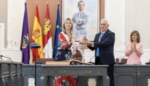 Ana Guarinos firma los Decretos de las nuevas delegaciones en el Ayuntamiento de Guadalajara