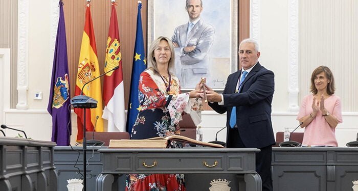 Ana Guarinos firma los Decretos de las nuevas delegaciones en el Ayuntamiento de Guadalajara