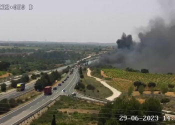 Arde un camión que transportaba gasoil en la A-3, sentido Madrid, en Graja de Iniesta