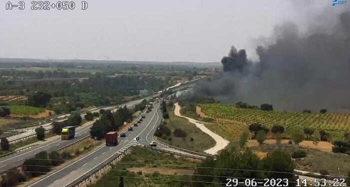 Arde un camión que transportaba gasoil en la A-3, sentido Madrid, en Graja de Iniesta