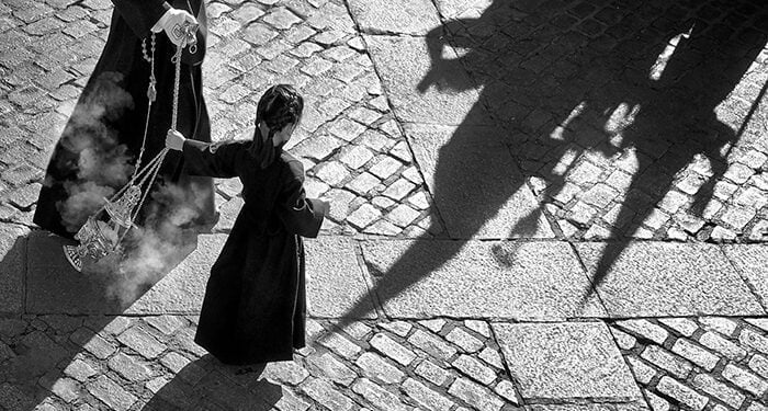 La instantánea “La espera”, de Pepi Vieco Asensio, ganadora del XIV Premio de Fotografía de la Junta de Cofradías