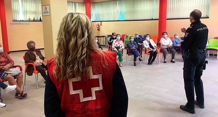Cruz Roja Cuenca y Policía Nacional se alían contra el maltrato y el timo a los mayores de 65 años