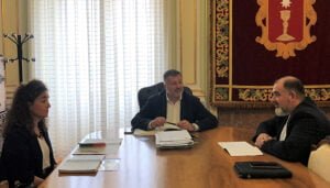 Dolz recibe a la Asociación de Familias Diversas de Cuenca y pone en valor su trabajo de apoyo a quienes conviven con la discapacidad