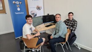 Dos estudiantes del Campus de Cuenca desarrollan una plataforma para optimizar la calidad de la red móvil con inteligencia artificial