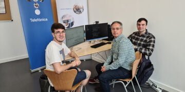 Dos estudiantes del Campus de Cuenca desarrollan una plataforma para optimizar la calidad de la red móvil con inteligencia artificial