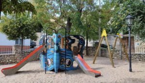 El Ayuntamiento de Huete lleva a cabo mejoras en parques infantiles y la escuela infantil