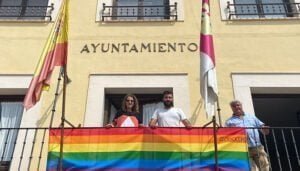 El Ayuntamiento de Tendilla luce la bandera LGTBIQ+ en su fachada gracias a la iniciativa del PSOE