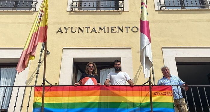 El Ayuntamiento de Tendilla luce la bandera LGTBIQ+ en su fachada gracias a la iniciativa del PSOE 1 El Ayuntamiento de Tendilla luce la bandera LGTBIQ+ en su fachada gracias a la iniciativa del PSOE