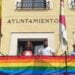 El Ayuntamiento de Tendilla luce la bandera LGTBIQ+ en su fachada gracias a la iniciativa del PSOE