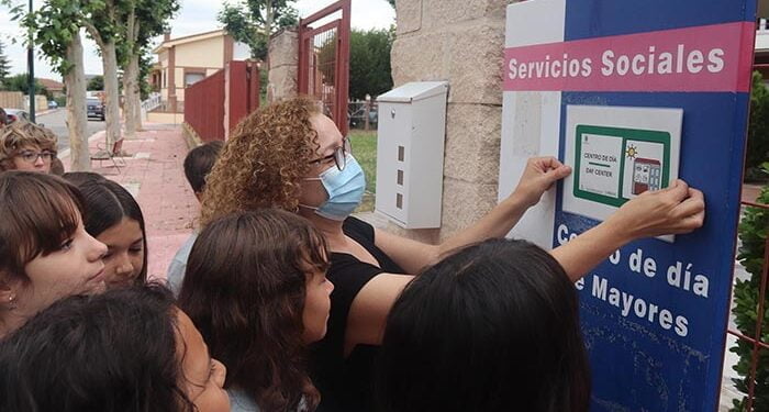 El Colegio San Blas de Cabanillas llena de señales inclusivas los edificios públicos