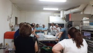 El maestro Florindo Fierro enseña aspectos clave de la panadería a los profesionales de AFEPAN