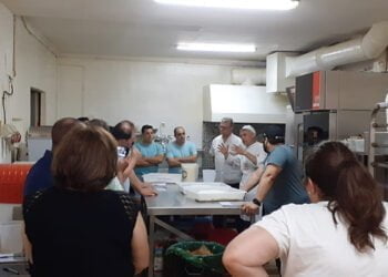El maestro Florindo Fierro enseña aspectos clave de la panadería a los profesionales de AFEPAN