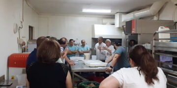 El maestro Florindo Fierro enseña aspectos clave de la panadería a los profesionales de AFEPAN