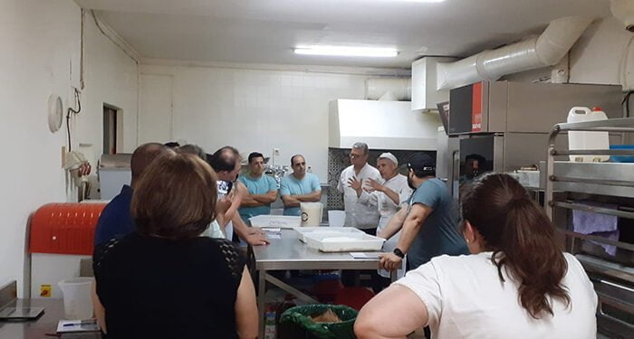 El maestro Florindo Fierro enseña aspectos clave de la panadería a los profesionales de AFEPAN