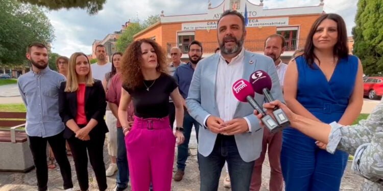 El PSOE e Izquierda Unida rubrican un pacto para “conformar un Gobierno progresista de coalición