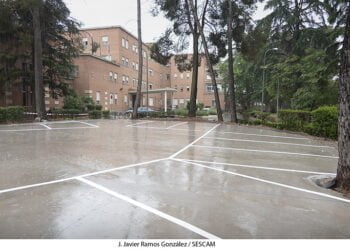 El SESCAM asfalta la zona habilitada para estacionamiento de vehículos en el centro de salud Guadalajara-Sur