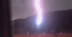 Espectacular rayo caído en Chiloeches