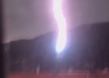 Espectacular rayo caído en Chiloeches