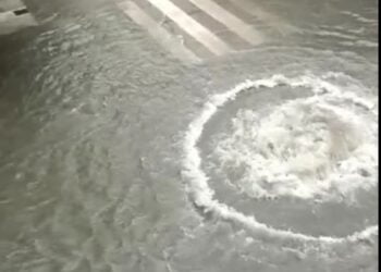 Un torrente en forma de lluvia convierte las calles de Cuenca en un río