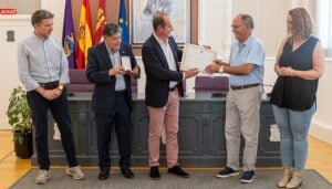 La Asociación Española contra el Cáncer de Guadalajara recibe el diploma acreditativo de la Medalla de Oro de la Ciudad