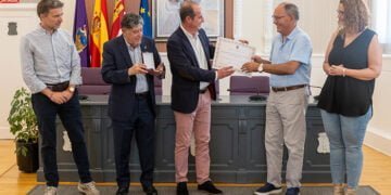 La Asociación Española contra el Cáncer de Guadalajara recibe el diploma acreditativo de la Medalla de Oro de la Ciudad