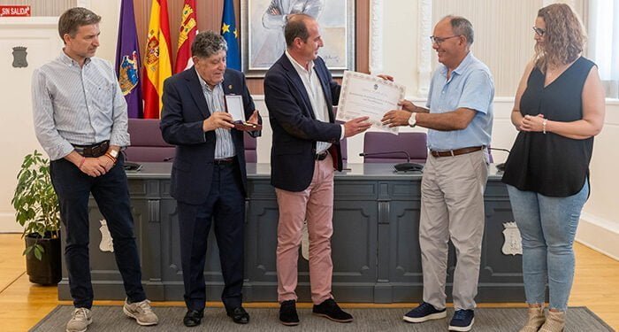 La Asociación Española contra el Cáncer de Guadalajara recibe el diploma acreditativo de la Medalla de Oro de la Ciudad