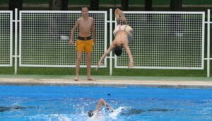 La campaña de prevención de lesiones medulares por una mala zambullida insiste este año en un llamamiento a la prudencia de los bañistas