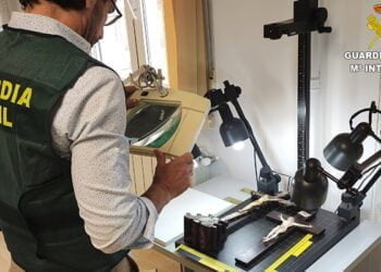 La Guardia Civil de Cuenca investiga a dos personas por el intento de venta de piezas de marfil de elefante La Guardia Civil de Cuenca investiga a dos personas por el intento de venta de piezas de marfil de elefante