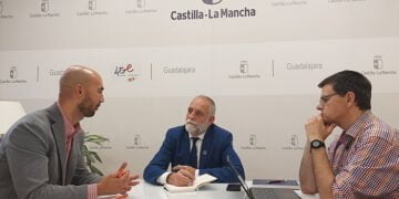 La Junta se reúne en Guadalajara con la empresa Serveo para ampliar su participación en el ciclo de FP Dual de Electromedicina Clínica