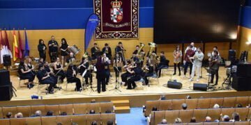 La propuesta de Zas! Candil Folk y la Banda Sinfónica de UCLM Cuenca se traduce en completo éxito