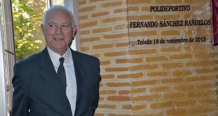 La UCLM reconoce la labor del primer equipo decanal de la Facultad de Ciencias del Deporte, entre otros referentes 1 La UCLM reconoce la labor del primer equipo decanal de la Facultad de Ciencias del Deporte, entre otros referentes