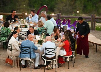 Lleno absoluto de la primera cena en lugares emblemáticos para celebrar la capital gastronómica 2023