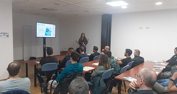 Más de veinte profesionales y empresarios de talleres conquenses aprenden sobre lubricantes con TRACC y Total Energies