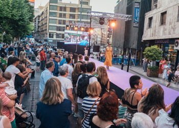 La Noche Mágica de las compras congrega a cientos de conquenses en las calles comerciales La Noche Mágica de las compras congrega a cientos de conquenses en las calles comerciales