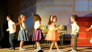 Una adaptación de «Grease» invita a soñar en el acto de graduación del alumnado del CEIP Santa Ana de Cuenca