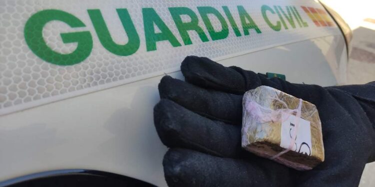 La Guardia Civil investiga en Almoguera a una persona por tráfico de drogas