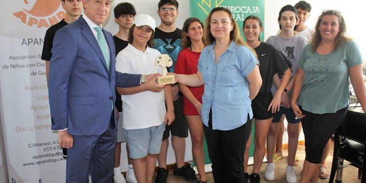 Fundación Eurocaja Rural entrega una Ayuda Social 2023 a la Asociación APANDAGU de Guadalajara 1 20230725 foto entrega ayuda social apandagu