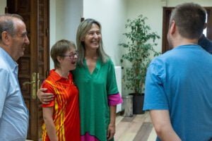 Guarinos recibe a Marta Martínez, nadadora alcarreña con Síndrome de Down y la pone como ejemplo de superación 3 alcaldesa con marta martinez2